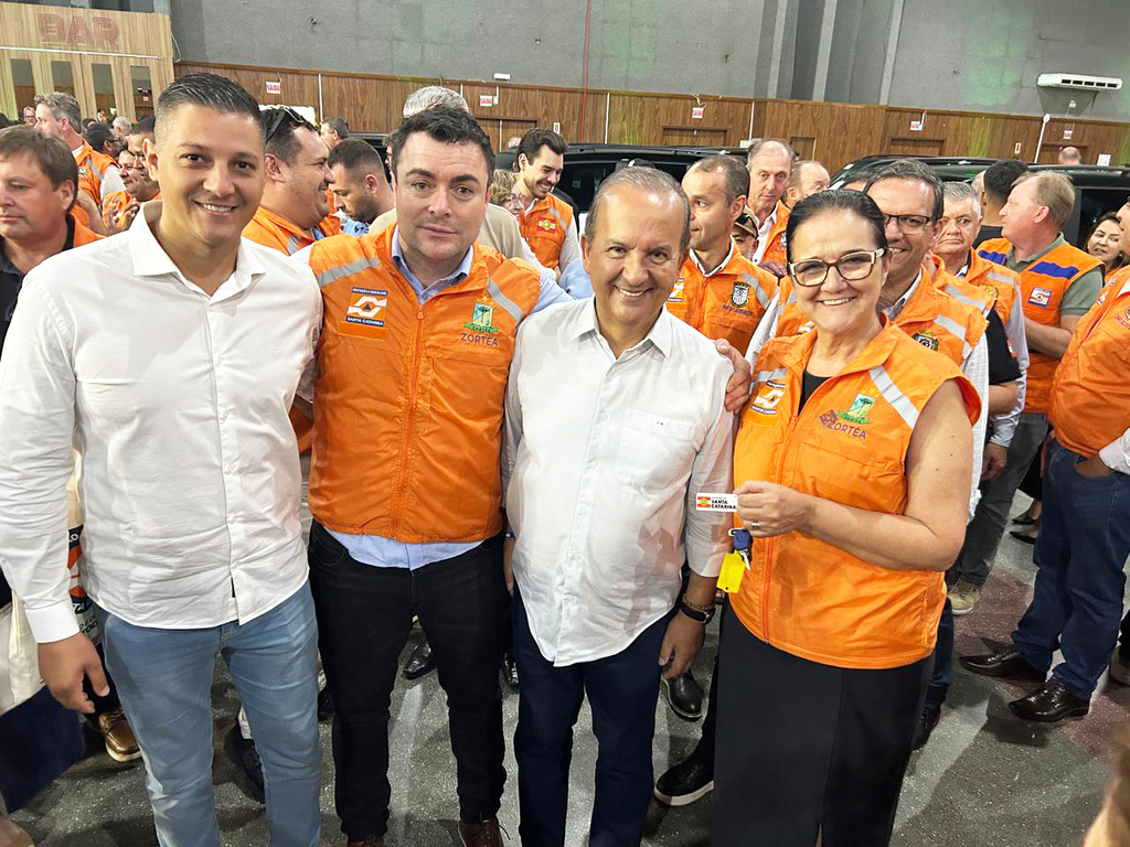 ZORTÉA CONTEMPLADA COM CAMINHÃO-PIPA DA DEFESA CIVIL