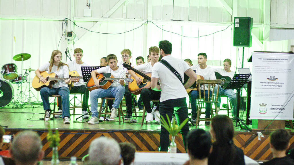 8ª Noite Cultural encanta público com apresentações artísticas em Tunápolis
