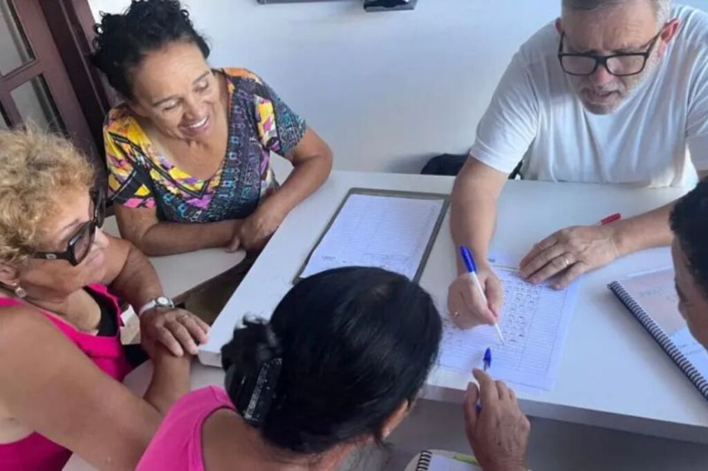 Balneário Camboriú oferece aulas gratuitas de alfabetização de idosos