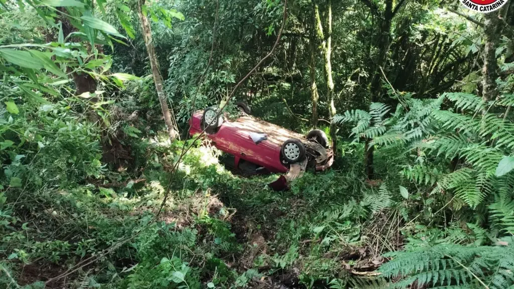 Motorista fica ferido após capotamento na SC-335