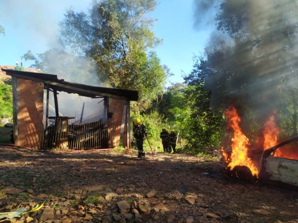 Incêndio destrói residência e veículos no interior de Herval d’Oeste, na tarde de sábado, dia 28