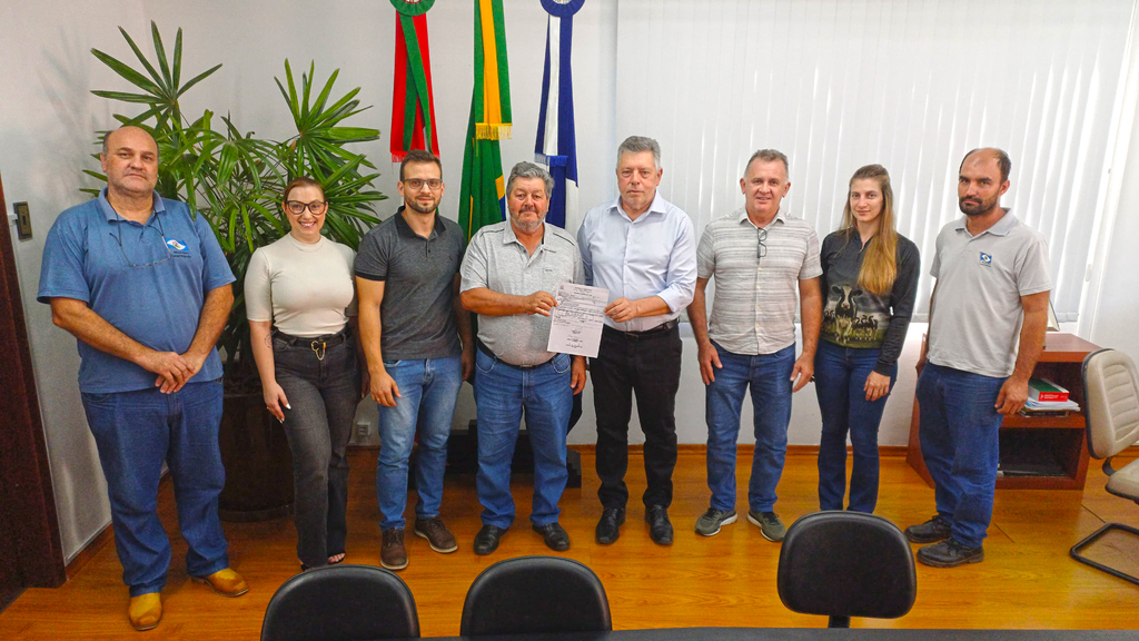 ASSINADA A ORDEM DE SERVIÇO PARA PAVIMENTAÇÃO ASFÁLTICA NO ACESSO AO POSTO DE RESFRIAMENTO DE LEITE DA COOLACER EM LACERDÓPOLIS