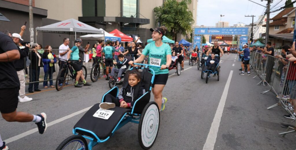 Corrida pela Inclusão em Joinville reúne mil atletas e apoia atendimento a pessoas com TEA e deficiência intelectual
