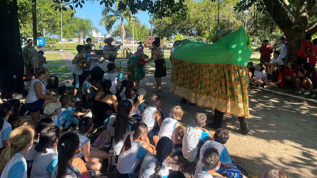 Fim de semana de teatro gratuito movimenta Imbituba e conquista o público com humor e tradição