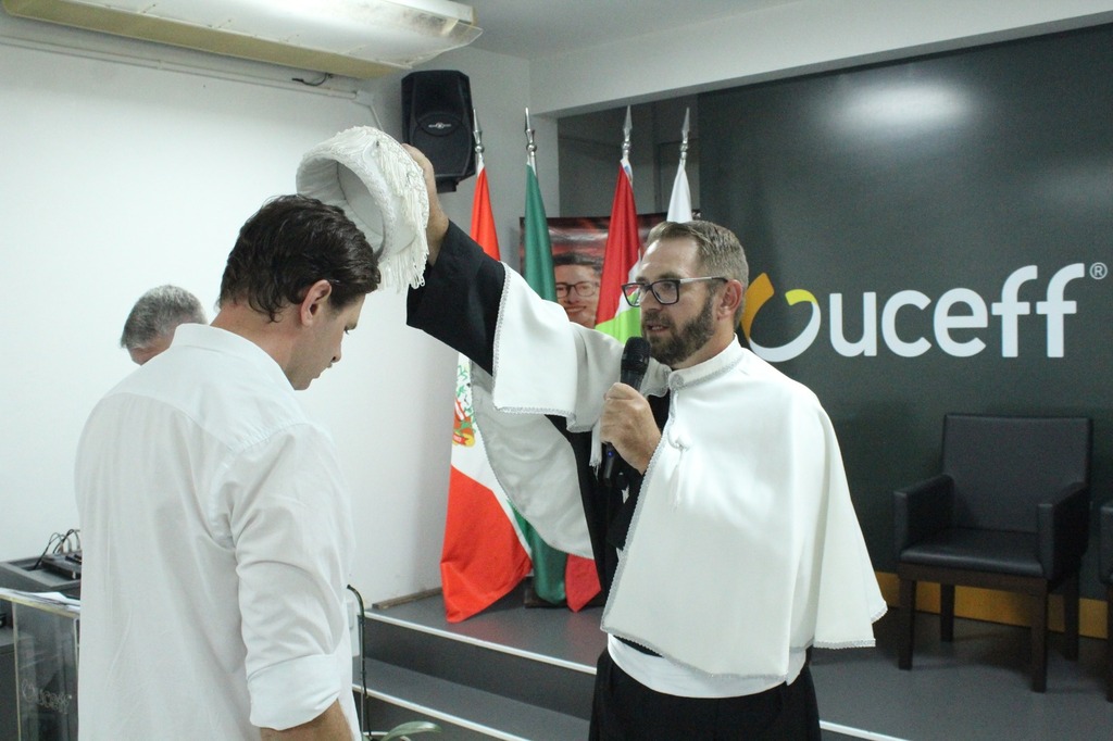 Uceff realiza formatura de 41 academicos