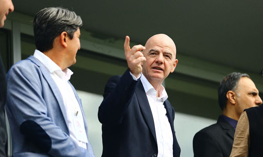 Presidente da Fifa promete apoio da entidade para Irã jogar Copa do Mundo