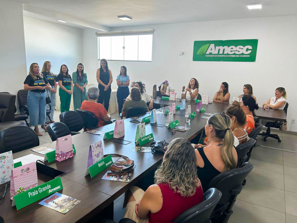 ESPOSAS DE PREFEITOS E VICE-PREFEITOS DA AMESC  REALIZAM 1ª REUNIÃO DE 2026 COM HOMENAGEM ESPECIAL