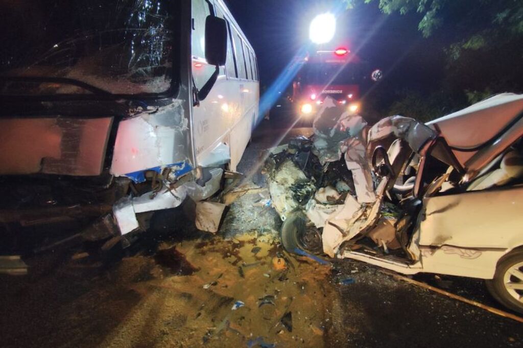 Foto: Divulgação/PMRv - Homem morre em grave acidente entre carro e ônibus no Oeste Catarinense