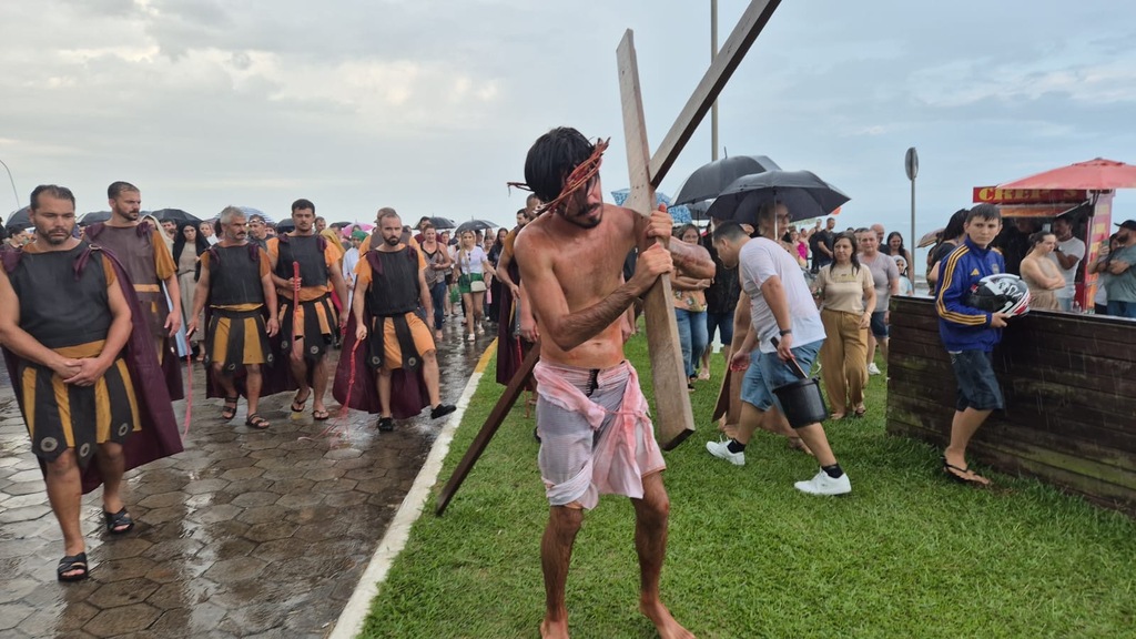 ENCENAÇÃO DA PAIXÃO DE CRISTO REÚNE MILHARES DE FIÉIS EM TORRES E REGIÃO