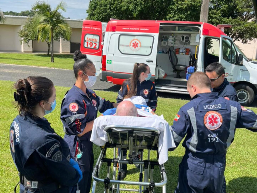 PACIENTE É TRANSFERIDO PELO SAER DO HOSPITAL DE PRAIA GRANDE COM QUADRO DE AVC PARA SER ATENDIDO EM CRICIÚMA