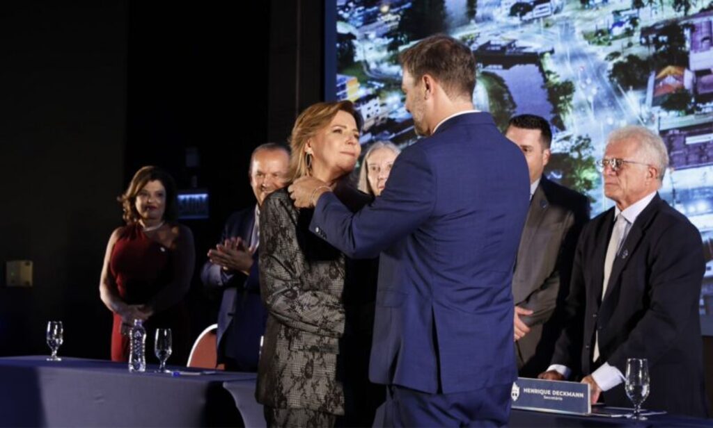 Rejane Gambin toma posse como primeira mulher prefeita de Joinville