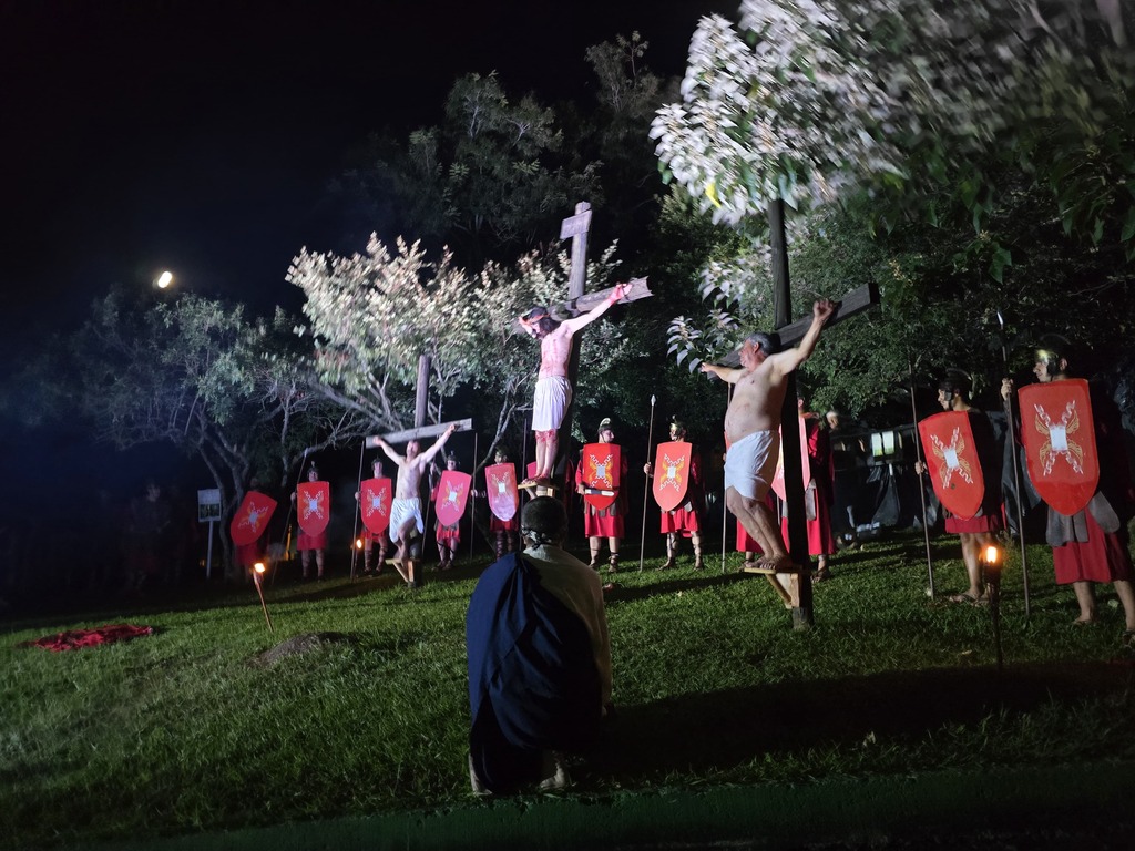 Encenação da Paixão de Cristo emociona público e reúne centenas de pessoas em Otacílio Costa