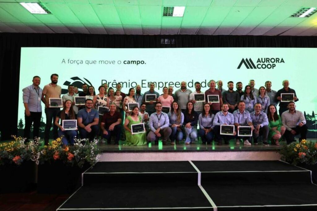 Aurora Coop premia técnicos e empresários rurais destaques em produtividade