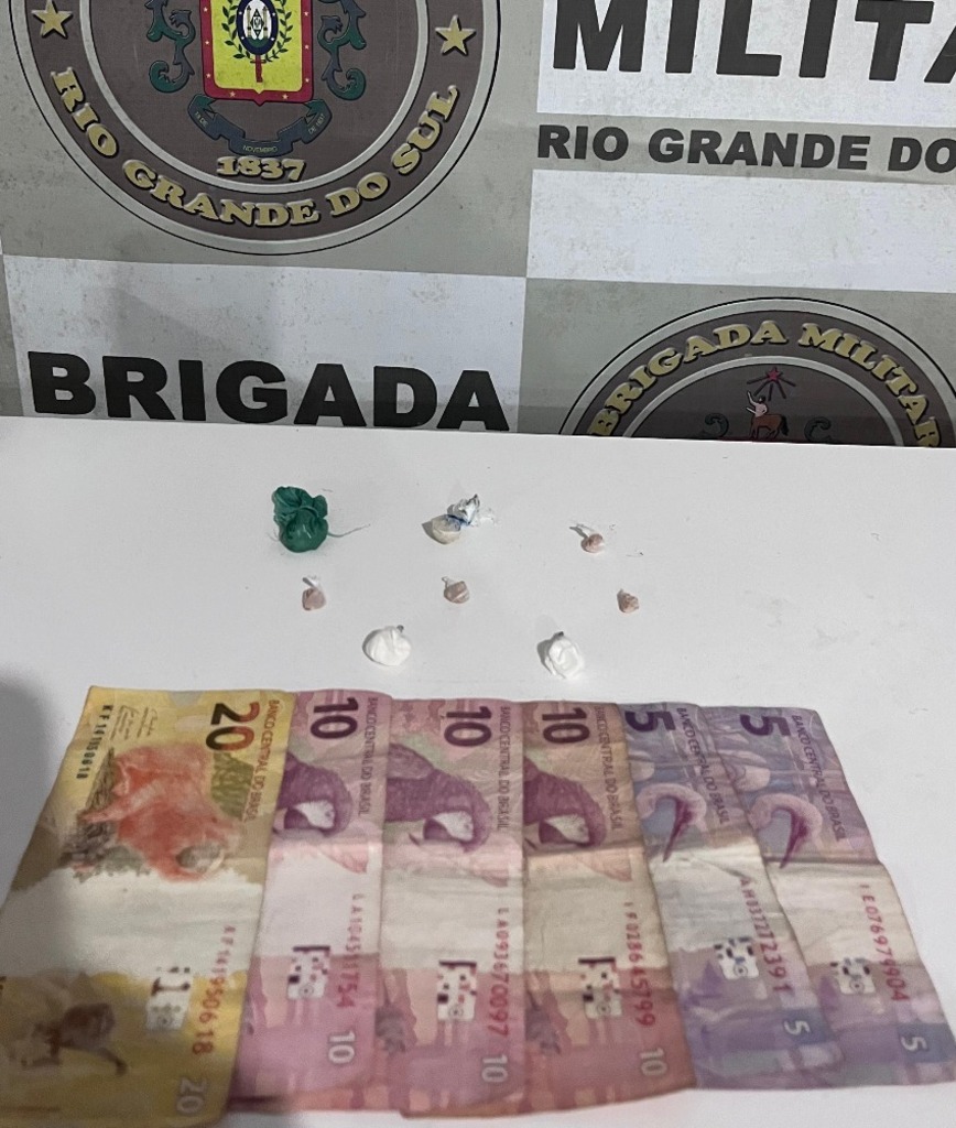 BM PRENDE TRÊS PESSOAS E APREENDE DUAS ARMAS E DROGAS NO LITORAL NORTE