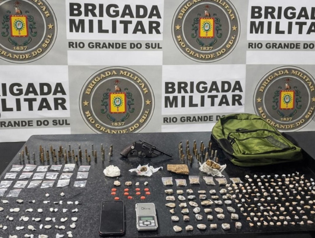 BM PRENDE TRÊS PESSOAS E APREENDE DUAS ARMAS E DROGAS NO LITORAL NORTE