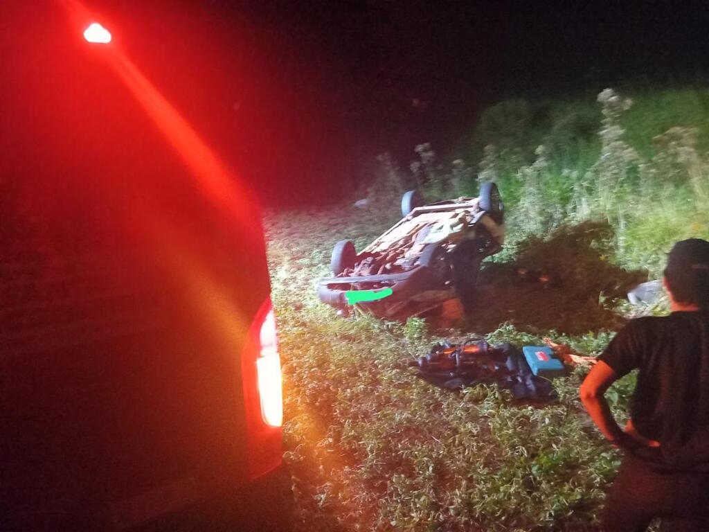 Capotamento na SC-480 deixa mulher ferida em Ipuaçu