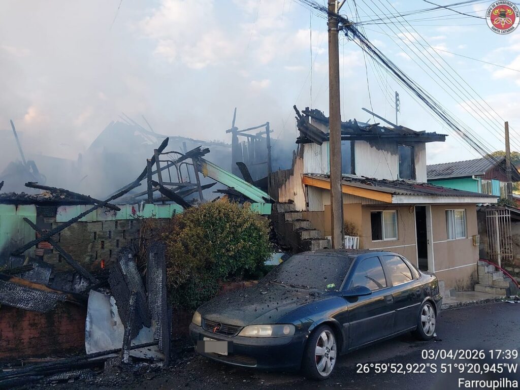 Incêndio de grandes proporções atinge três residências em Videira