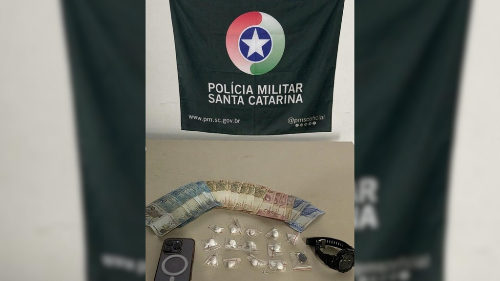 Operação conjunta da Polícia Militar intensifica fiscalização e apreende drogas e veículo roubado na região