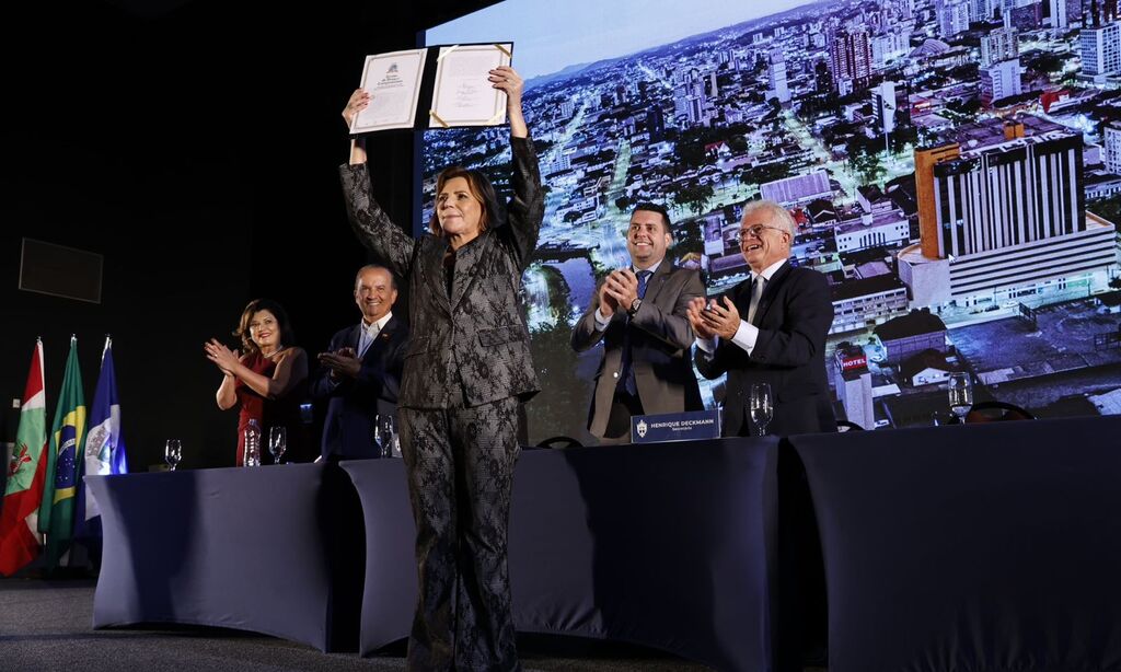 Rejane Gambin toma posse como primeira mulher prefeita de Joinville