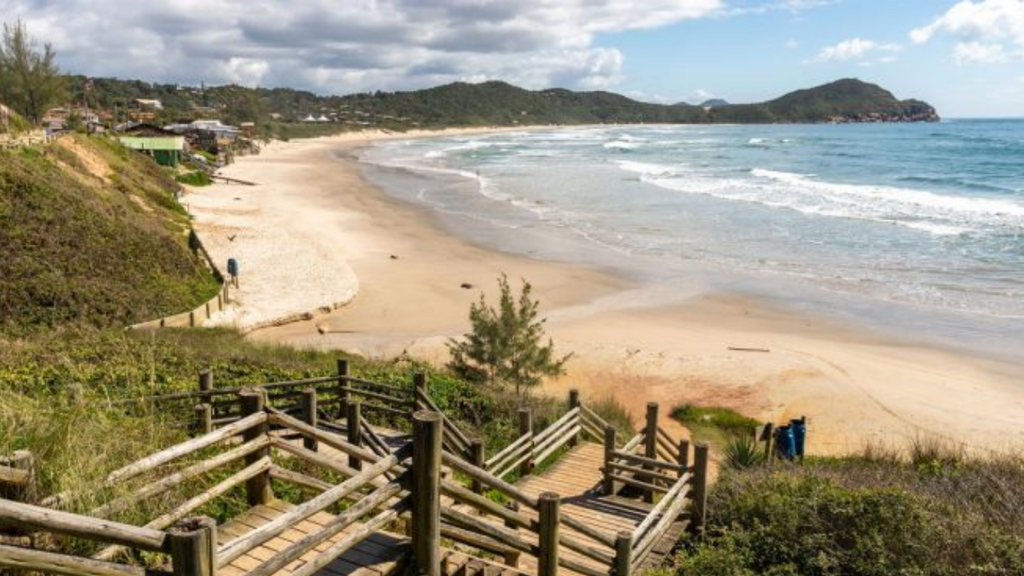 Imbituba lidera chegada de novos turistas em SC e impulsiona hotelaria com força da Praia do Rosa
