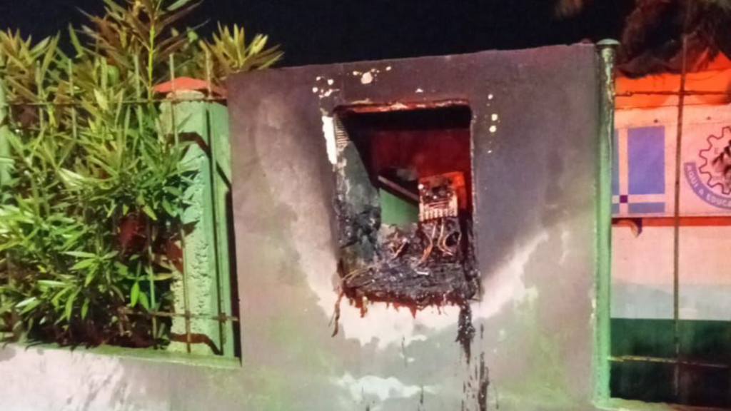 Fogo em medidor de energia mobiliza bombeiros durante a madrugada em escola de Imbituba