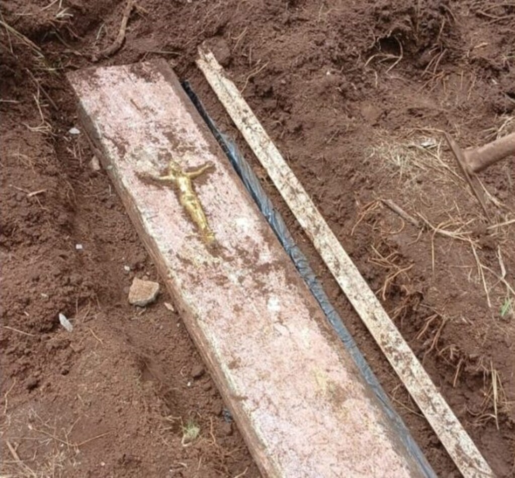Caixão misterioso com cadáver dentro é localizado no quintal de casa em Três Barras