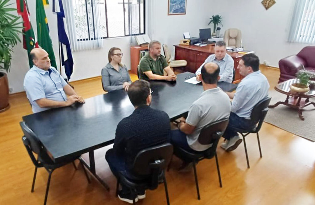 PREFEITO DE LACERDÓPOLIS HILÁRIO CHIAMOLERA ASSINA ORDEM DE SERVIÇO PARA PAVIMENTAÇÃO DA RUA VEREADOR ALZIMIRO PEDRO PRANDO