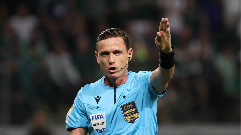 Árbitro catarinense é escalado para a Copa do Mundo de 2026 e faz história