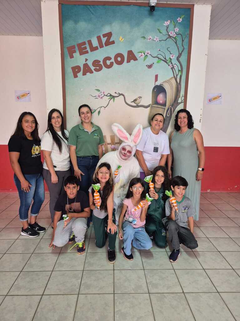 Coelhinho da Páscoa leva alegria aos estudantes de Bocaina do Sul