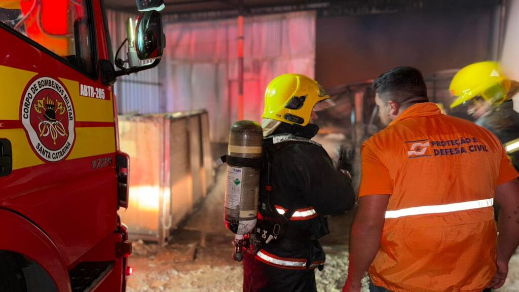 INCÊNDIO DE GRANDE PROPORÇÃO ATINGE INDÚSTRIA DE BATATA FRITA EM VILA SÃO CRISTÓVÃO, SANTA ROSA DO SUL.