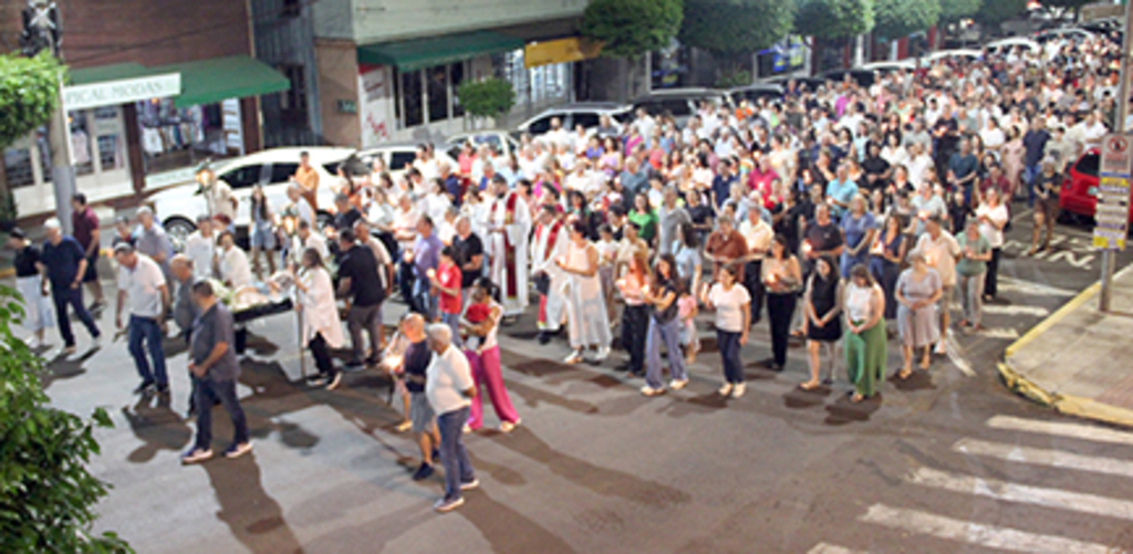 Procissão luminosa nas ruas de Seara