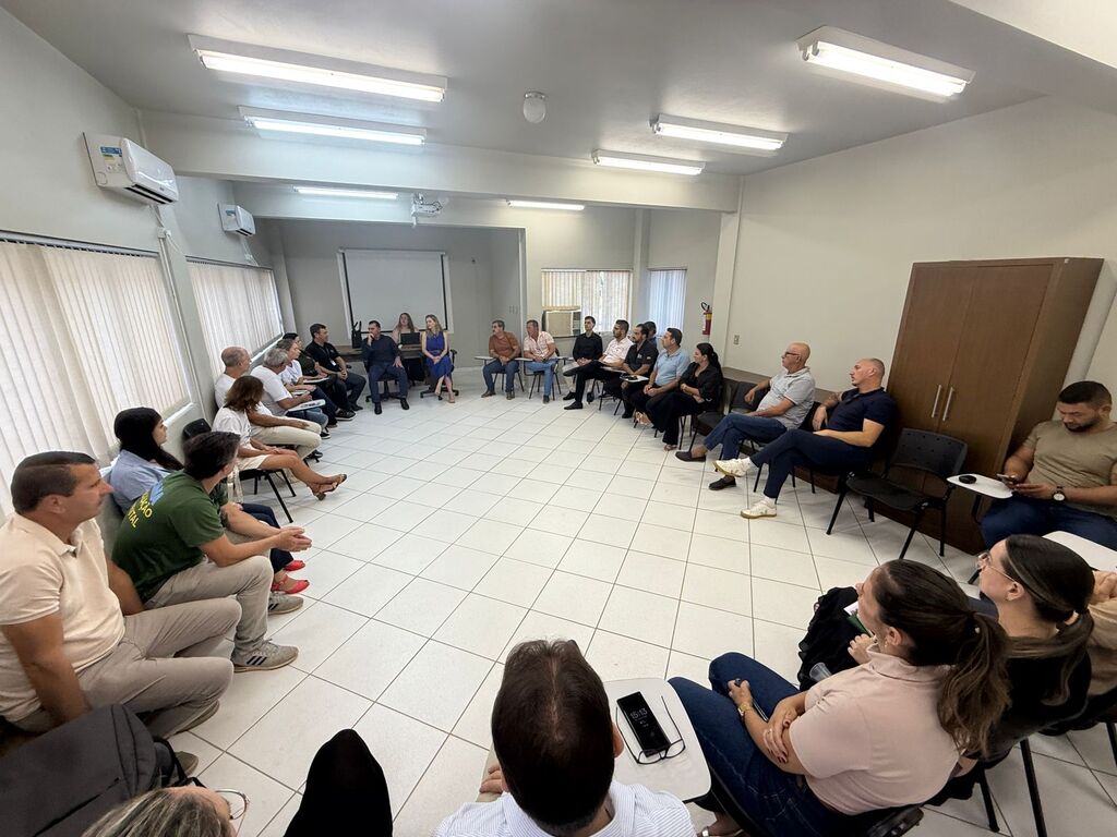 PREFEITOS, ENTIDADES E MINISTÉRIO PÚBLICO BUSCAM SOLUÇÃO PARA A LAGOA DO SOMBRIO E DO CAVERÁ