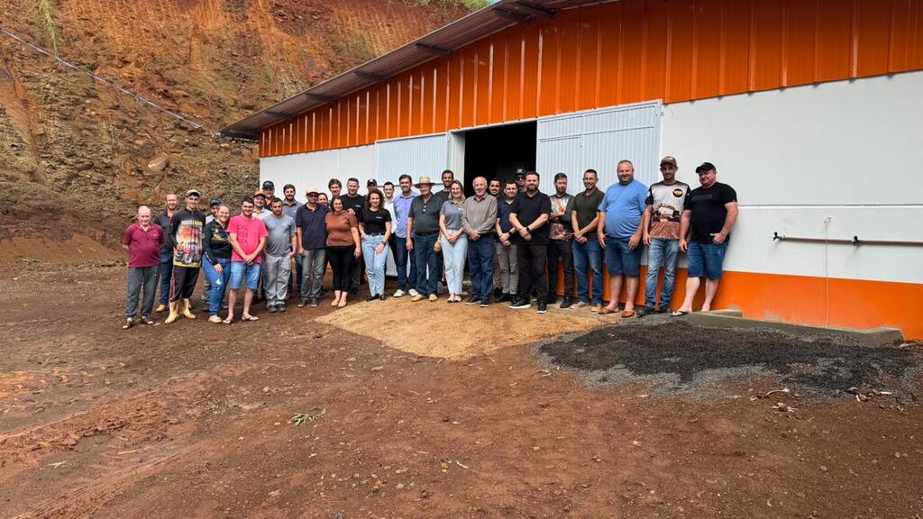 Sicoob entrega aviário a família cooperada em Guaraciaba