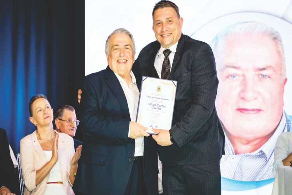  - VEREADOR OESLEI MERINI ENTREGANDO O TÍTULO DE CIDADÃO A AILTON CARLOS COELHO