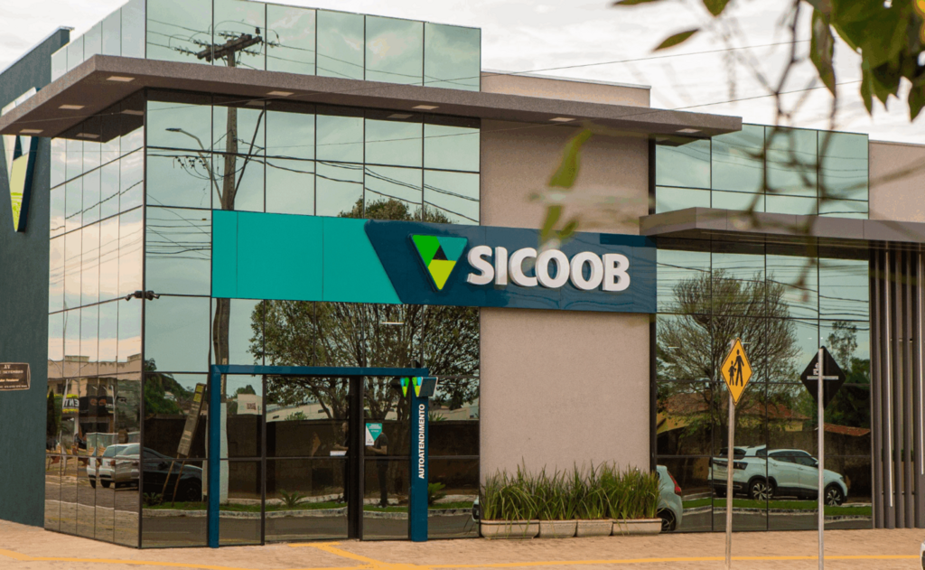 Sicoob registra R$ 430,1 bilhões em ativos e amplia carteira de crédito em 2025