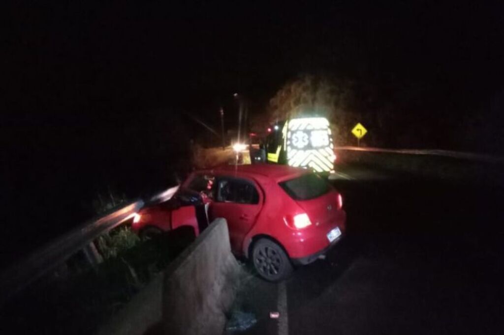 Foto: CBMSC - Motorista é socorrido após acidente na SC-480 sobre o Rio Chapecó