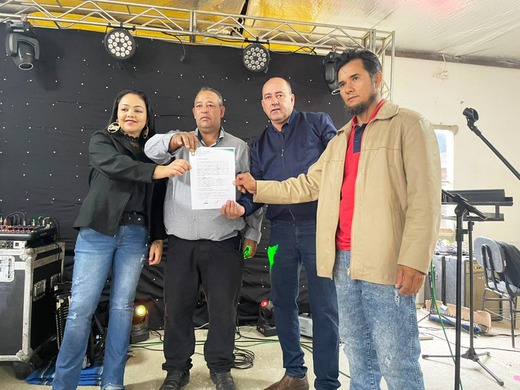 Prefeitura firma comodato de trator para associação quilombola durante Festa da União
