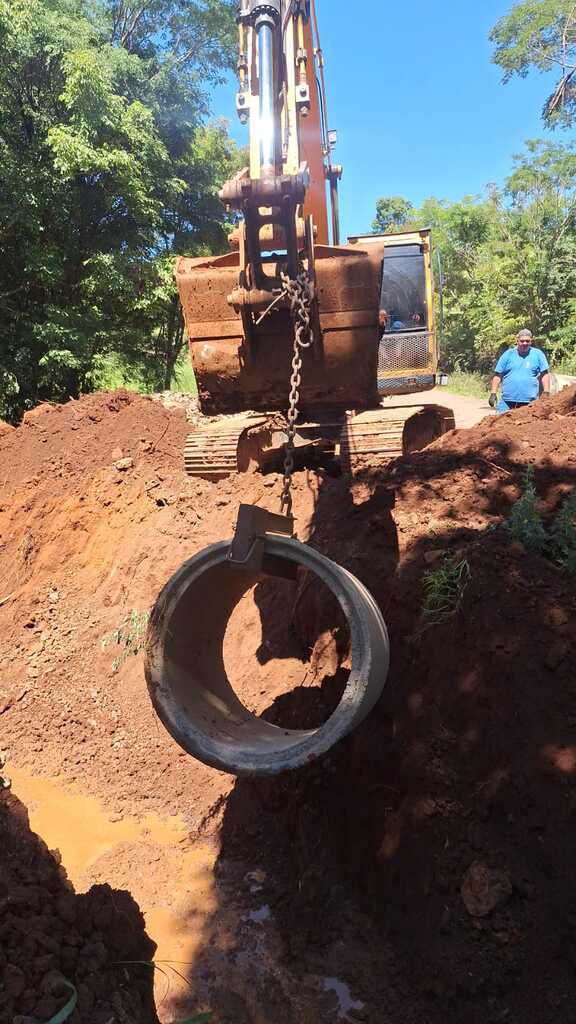 Obras de drenagem para reduzir problemas com a chuva, seguem em vias urbanas e rurais.