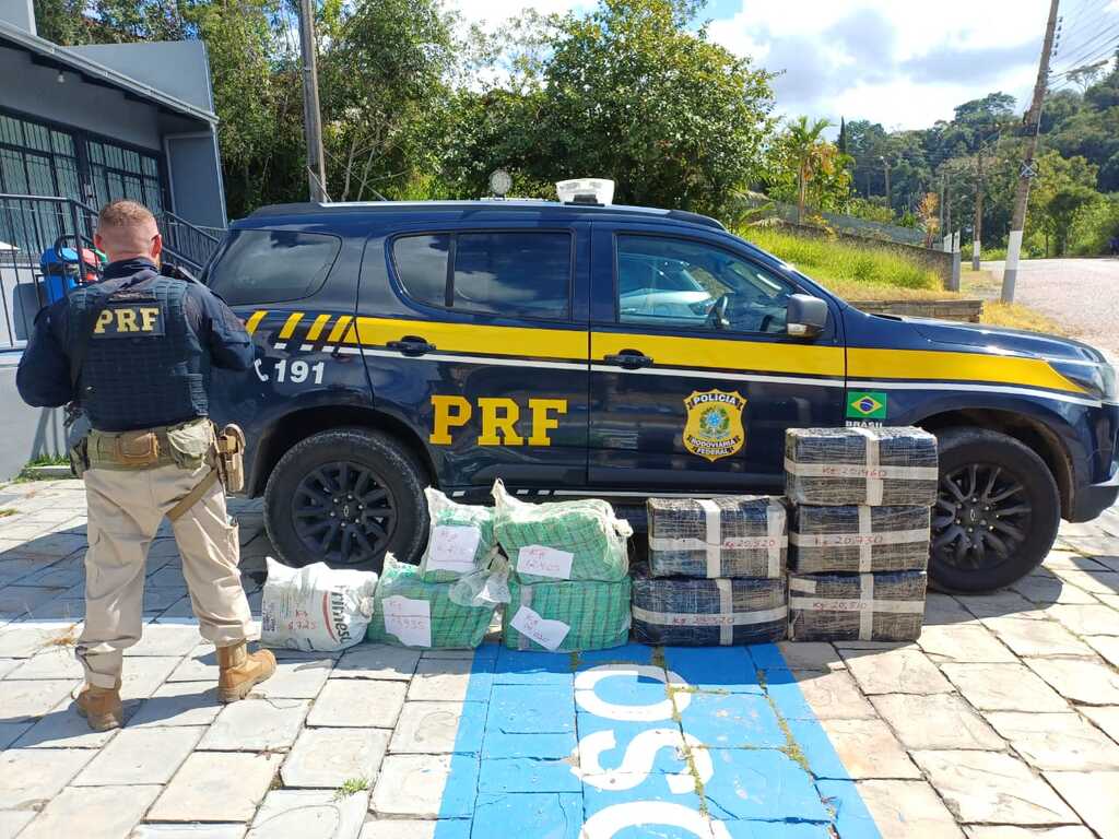 PRF apreende mais de 160 kg de maconha após perseguição na BR-470