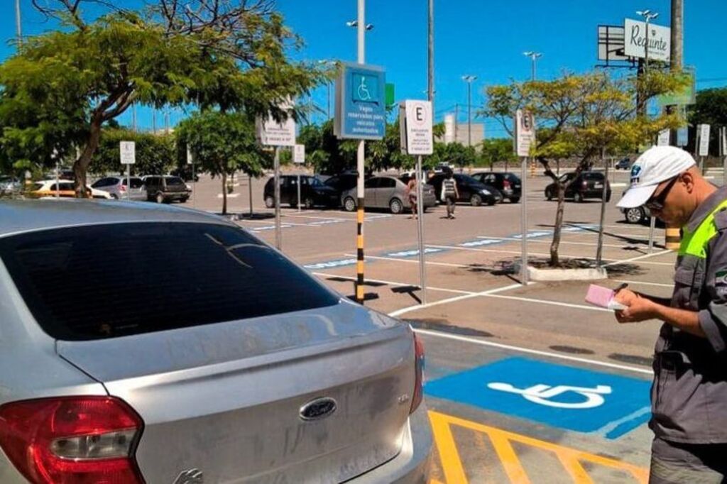 Credencial de estacionamento para idoso é obrigatória para evitar multas gravíssimas