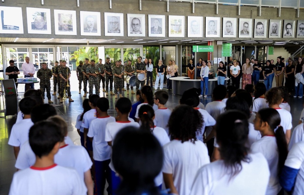 Prefeitura de Criciúma recebe apresentação do 28º GAC pelo Dia do Hino Nacional Brasileiro e Semana do Exército