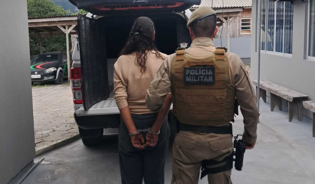 Imagem Artigo Geral Mulher condenada por tráfico de drogas em via pública é presa