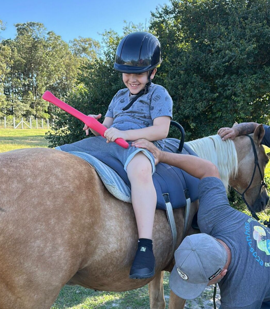 ABRIL AZUL: EQUOTERAPIA AJUDA NO DESENVOLVIMENTO FÍSICO, EMOCIONAL E SOCIAL DE PESSOAS COM TEA