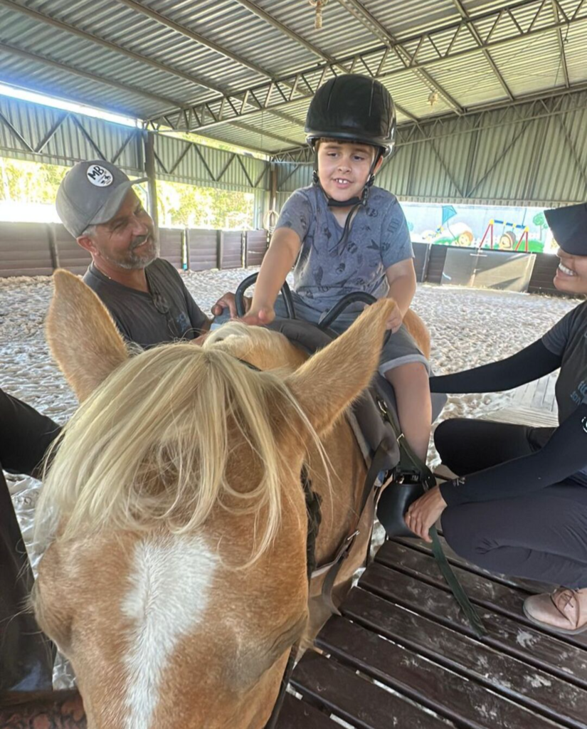 ABRIL AZUL: EQUOTERAPIA AJUDA NO DESENVOLVIMENTO FÍSICO, EMOCIONAL E SOCIAL DE PESSOAS COM TEA