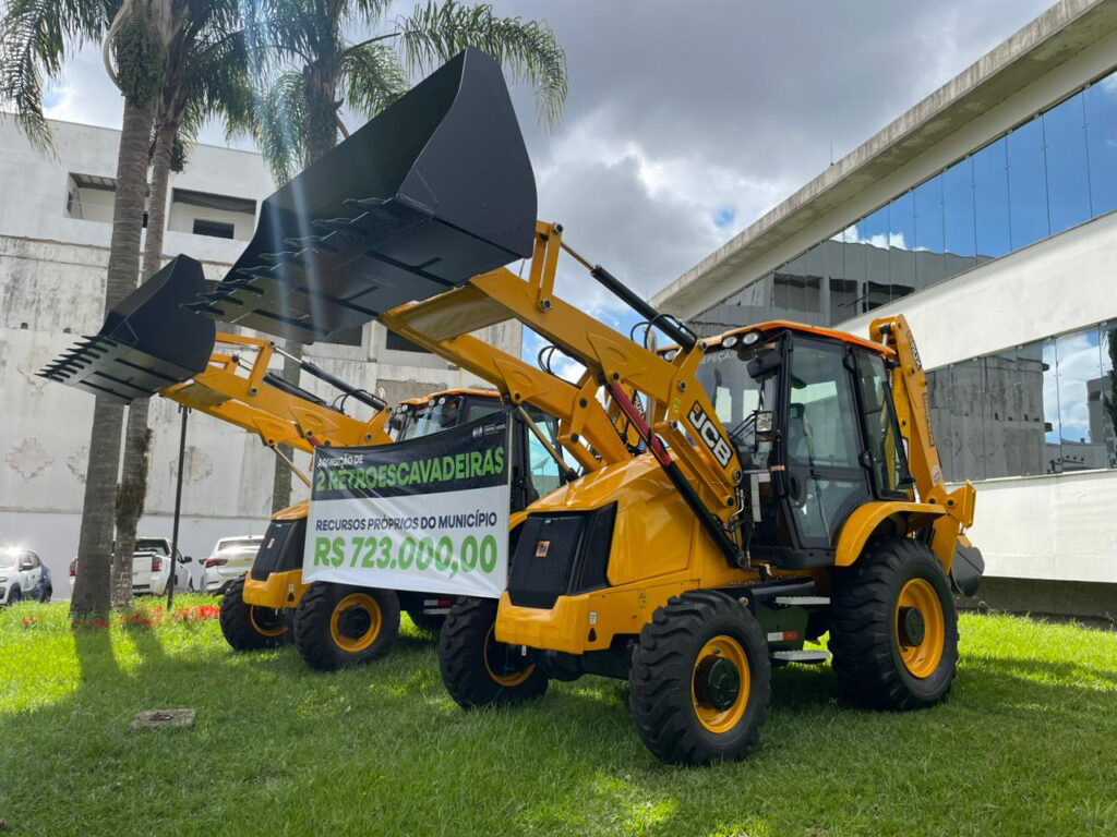 Prefeitura de Campos Novos reforça parque de máquinas com aquisição de retroescavadeiras
