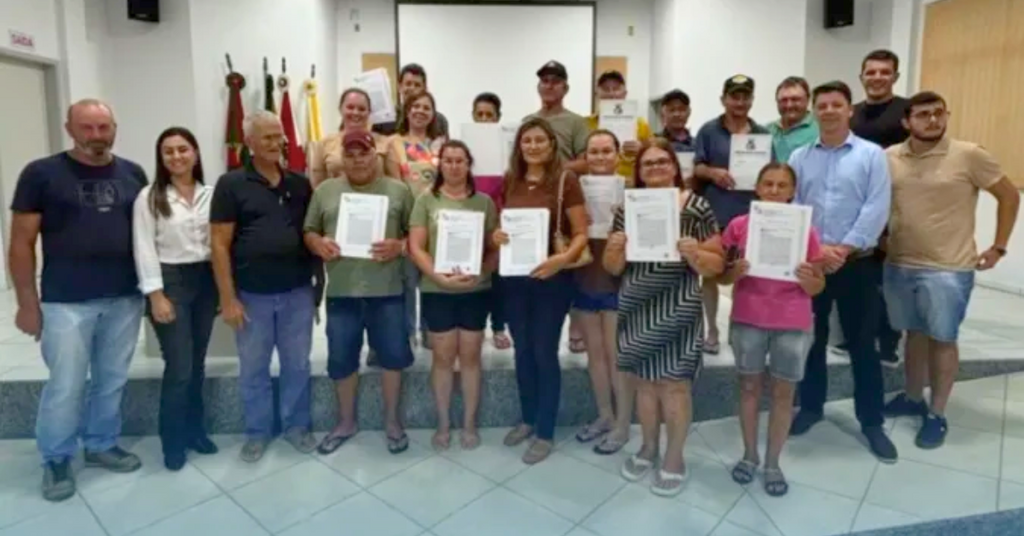 Após mais de uma década, famílias de Mirim Doce conquistam escritura definitiva de seus imóveis