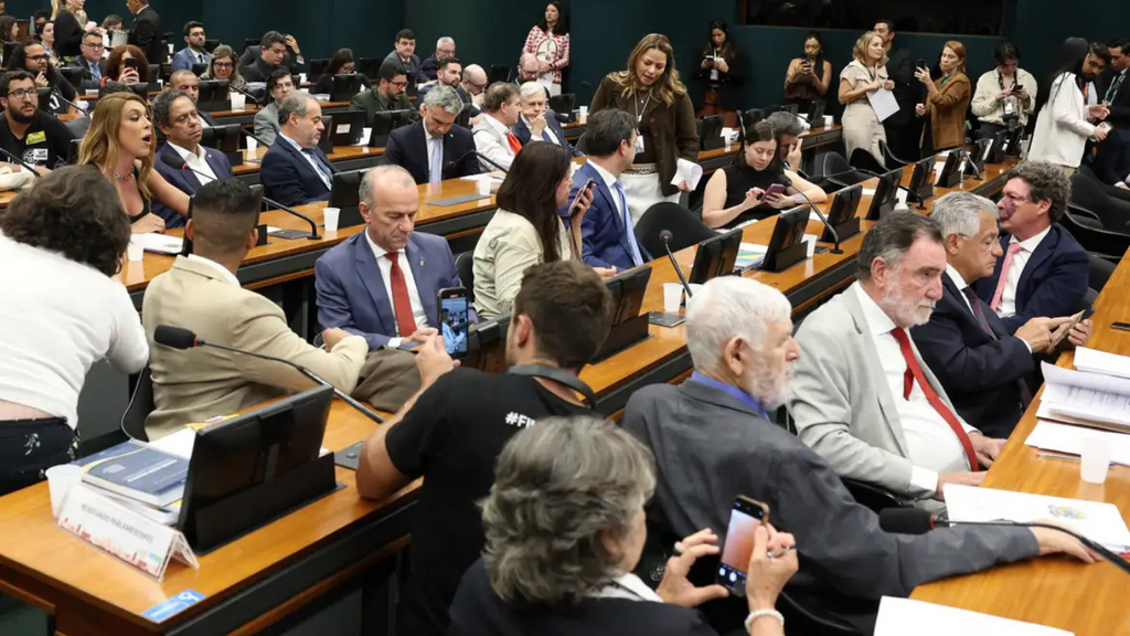 Pedido de vista adia análise de PEC que prevê fim da escala 6x1 na Câmara