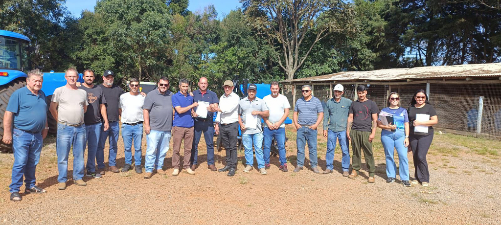 Associações rurais recebem implementos agrícolas em Campos Novos