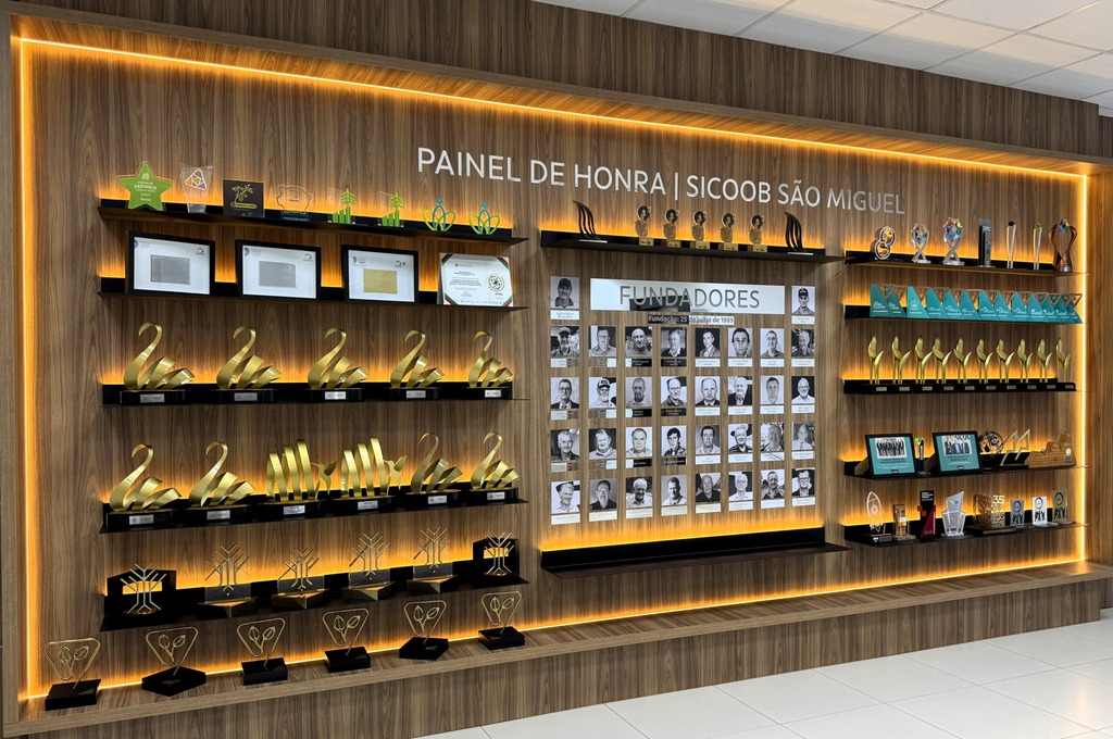 Sicoob São Miguel inaugura Painel de Honra e reforça compromisso com sua história