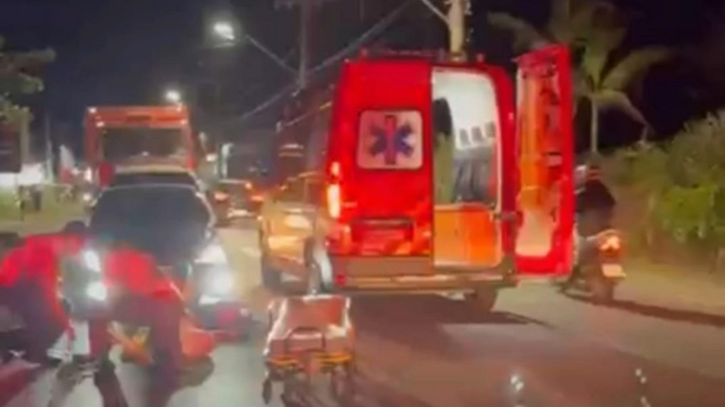 Foto Divulgação Reprodução - Mulher fica ferida após batida entre carro e moto em Laguna